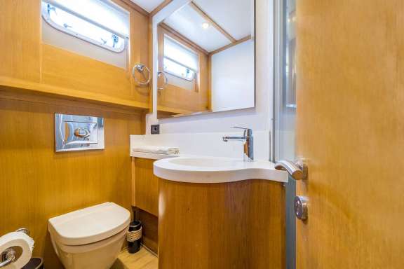 TWIN CABIN BATHROOM