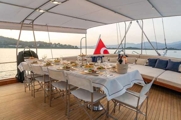 AFT DINING & LOUNGING