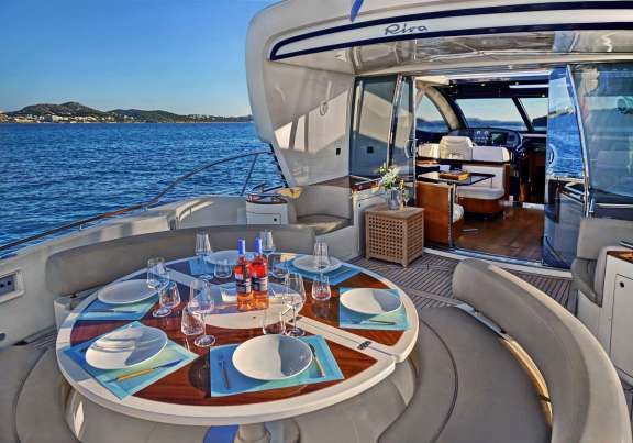 Aft deck with alfresco dining and Sunpad