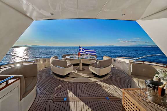 Aft deck with alfresco dining and Sunpad