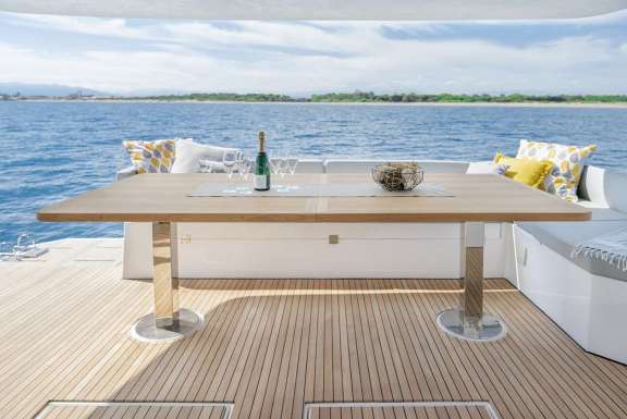 Exterior dining area (aft deck)