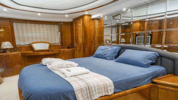 Motor Yacht Titan VIP