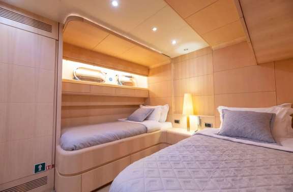 Image of PAREAKI II yacht #9