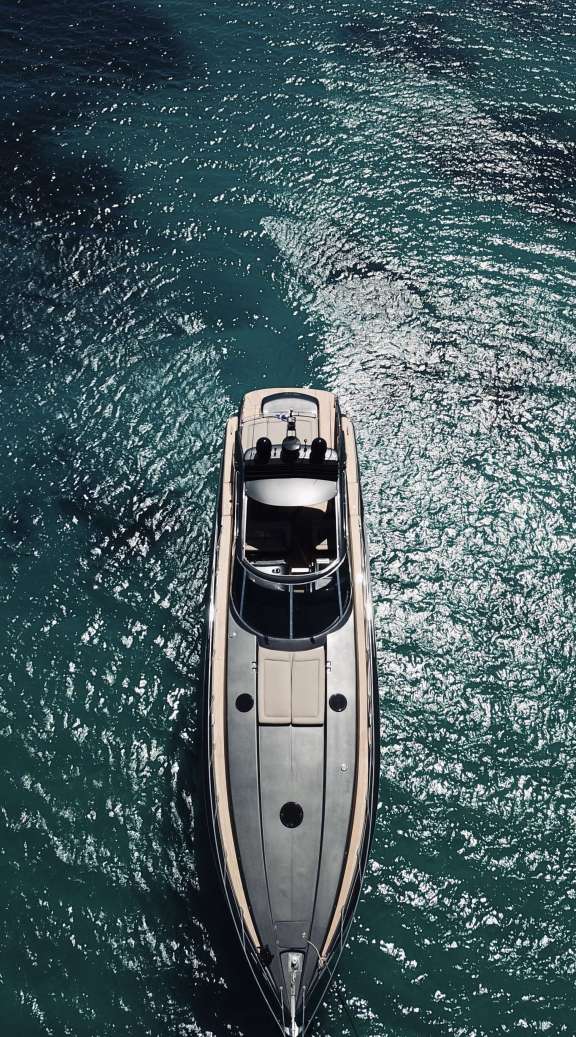 Image of 007 yacht #10