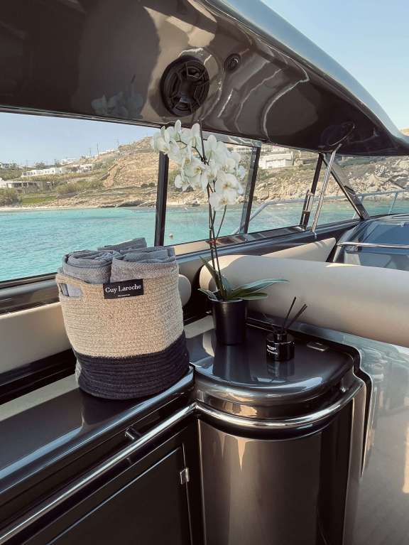 Image of 007 yacht #17