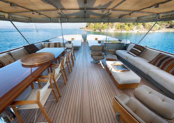 Uppser Deck Dining and Lounge Area