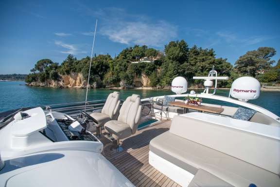 Image of FAR & AWAY yacht #17