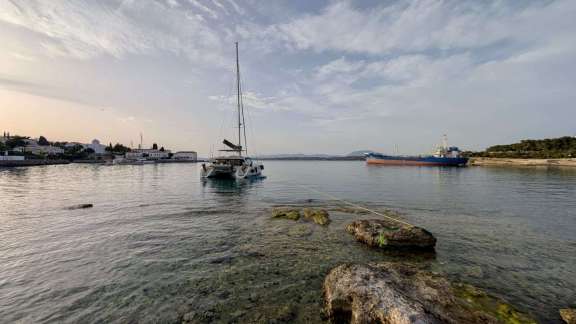 Image of Lagoon 500 2010 yacht #12