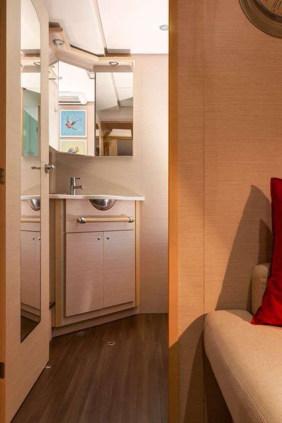 Image of Lagoon 500 2010 yacht #7