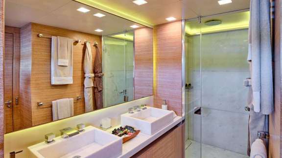 Primary Stateroom - En Suite Bathroom