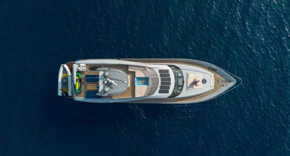 Modern Design & Amenities Guests will be captivated by STELA117’s modern design, featuring a Jacuzzi on the Fly Bridge, offering a perfect spot to unwind while soaking in the sun or enjoying breathtaking views. With ample options for sunbathing or finding shade, every moment onboard is designed for relaxation and enjoyment.