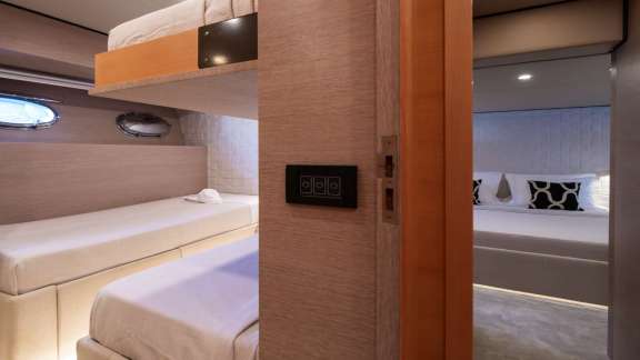 Guest Stateroom - En Suite Bathroom