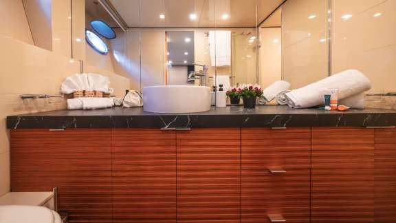 Primary Stateroom - En Suite Bathroom
