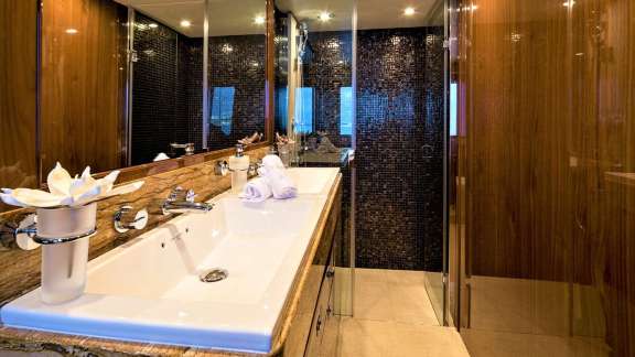 Primary Stateroom - En Suite Bathroom