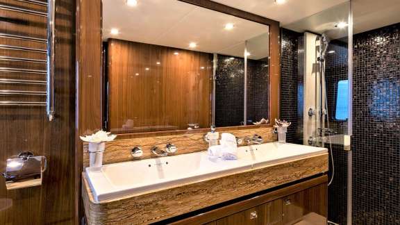 Primary Stateroom - En Suite Bathroom