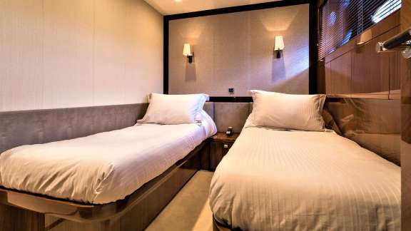 Guest Stateroom - En Suite Bathroom