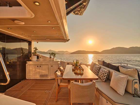 Aft deck with alfresco dining and Sunpad