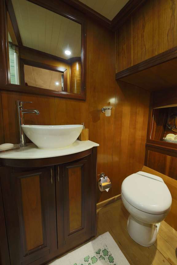 Starboard Cabin Bathroom