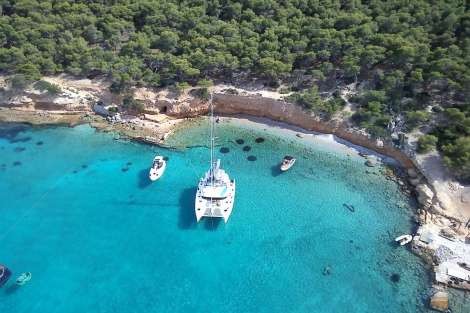 Review img # 7 of the yacht MOONDANCE