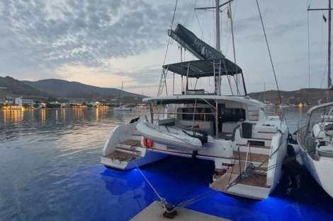 Review img # 5 of the yacht MOONDANCE